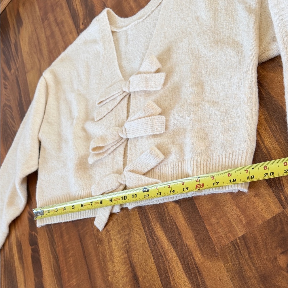 Cream Cropped Sweater with Bow Accents sz S - Picture 6 of 11